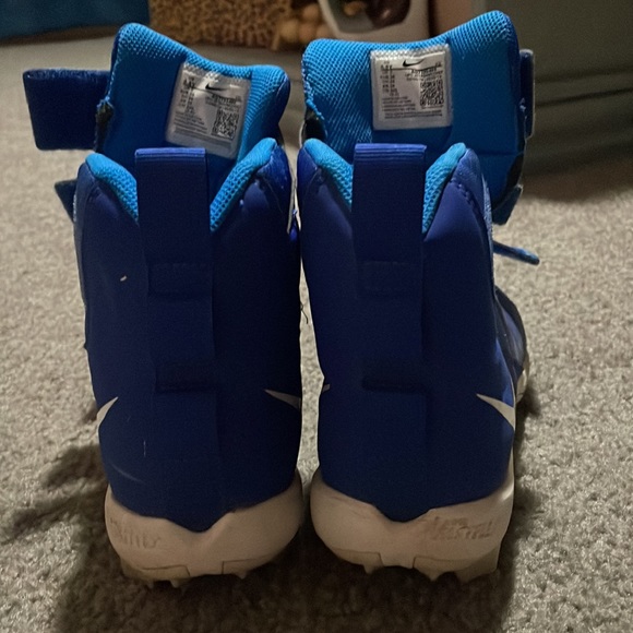 - Nike youth football high top cleats. Velcro no lacing - Picture 3 of 7